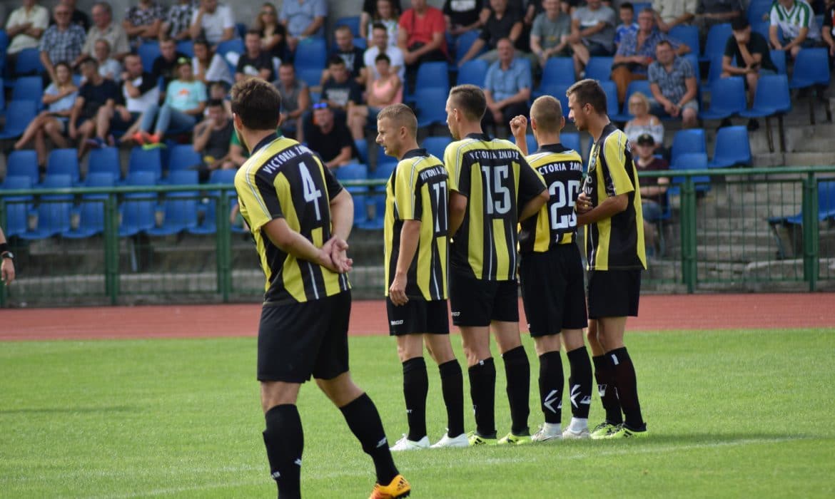 Pięć bramek, trzy rzuty karne, dwie czerwone kartki i derby dla Victorii