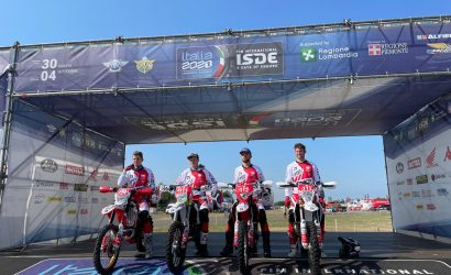 Maciej Więckowski na mecie sześciodni&oacute;wki