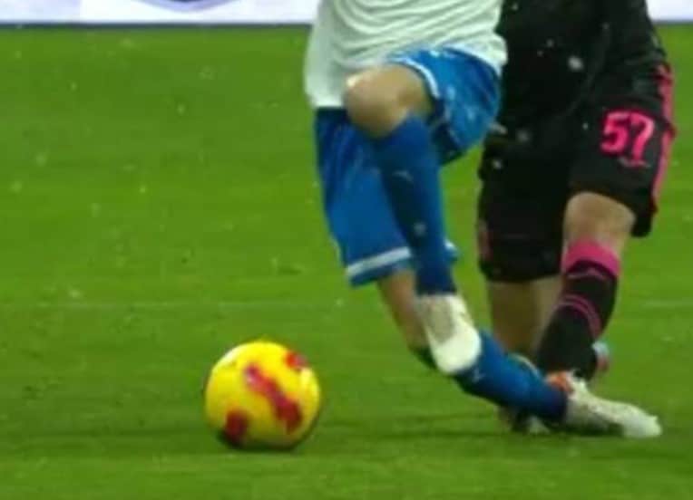 Sebastian Szymański brutalnie sfaulowany. Koniec sezonu? (WIDEO)