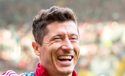 Bayern ze zwycięstwem w Der Klassikerze i kolejnym mistrzostwem kraju. Lewy trafia po raz 33. [WIDEO]