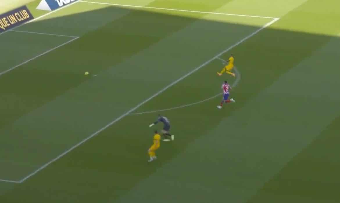 Robert Lewandowski nie trafia w idealnej sytuacji. Co za pudło!