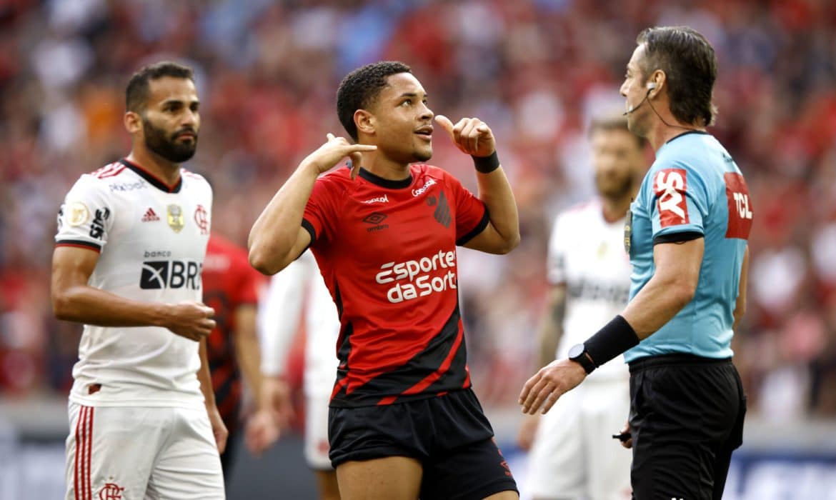 Następca Roberta Lewandowskiego blisko? Agent zawodnika jest w Barcelonie