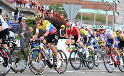 Tour de France 2023. Dramatyczna kraska. Dw&oacute;ch faworyt&oacute;w poza wyścigiem (WIDEO)