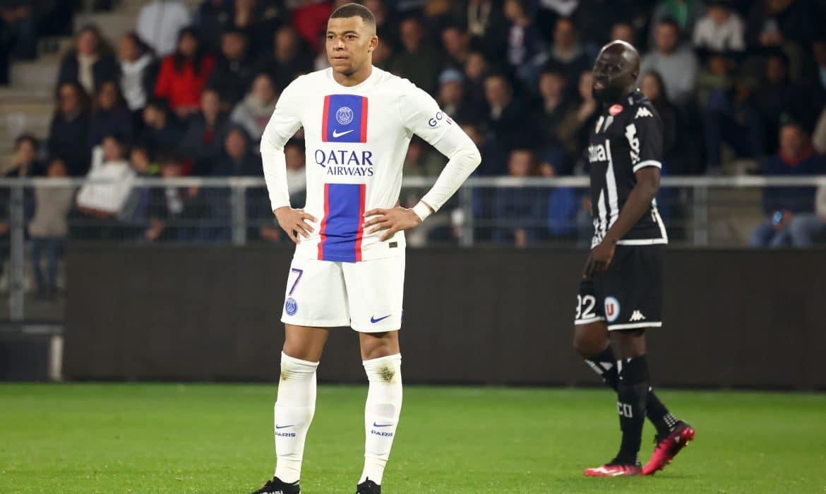 Real Madryt waha się nad transferem Kyliana Mbapp&eacute;. Chodzi o problemy w szatni