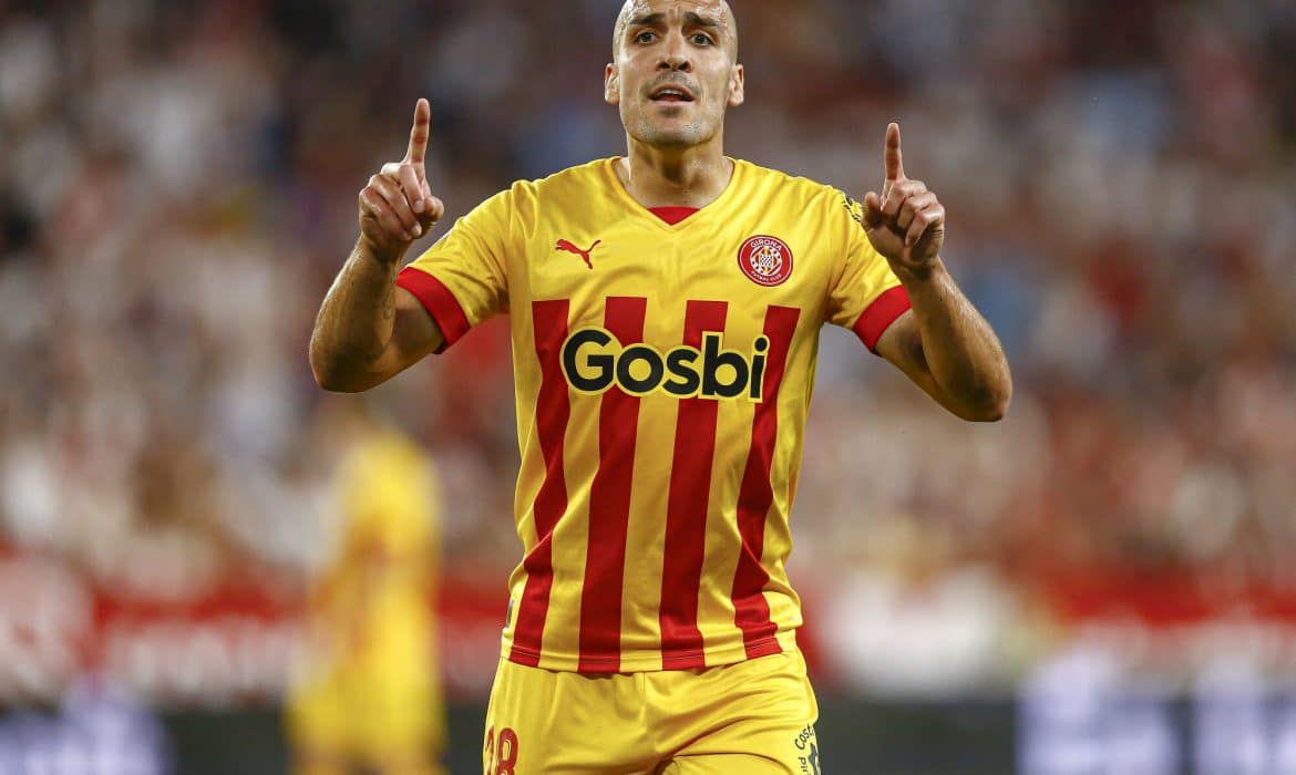 FC Barcelona blisko pozyskania nieoczywistego piłkarza. Xavi widzi w nim gracza pierwszego składu