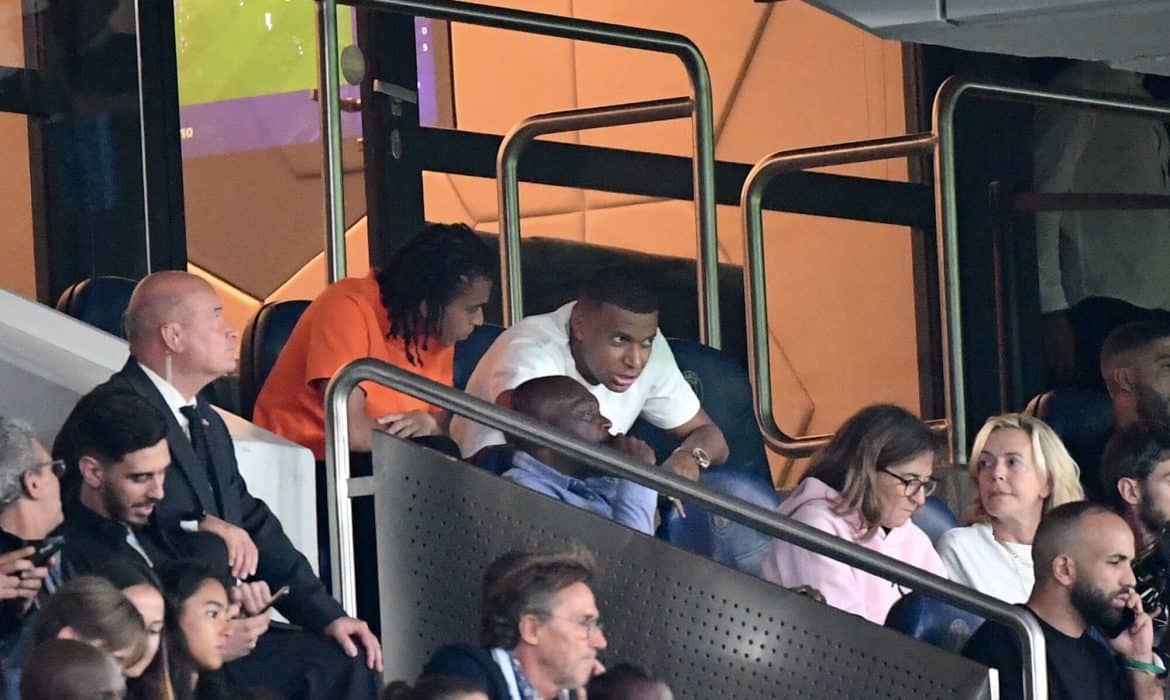 Kylian Mbappe pogodził się PSG? Piłkarz wr&oacute;cił do trening&oacute;w z grupą!
