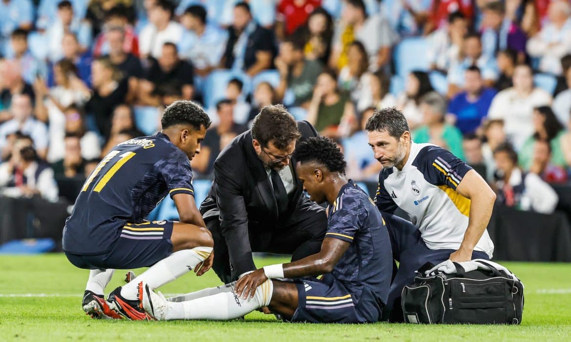 Vin&iacute;cius doznał kontuzji. Na jak długo skrzydłowy Realu Madryt wypadł z gry?