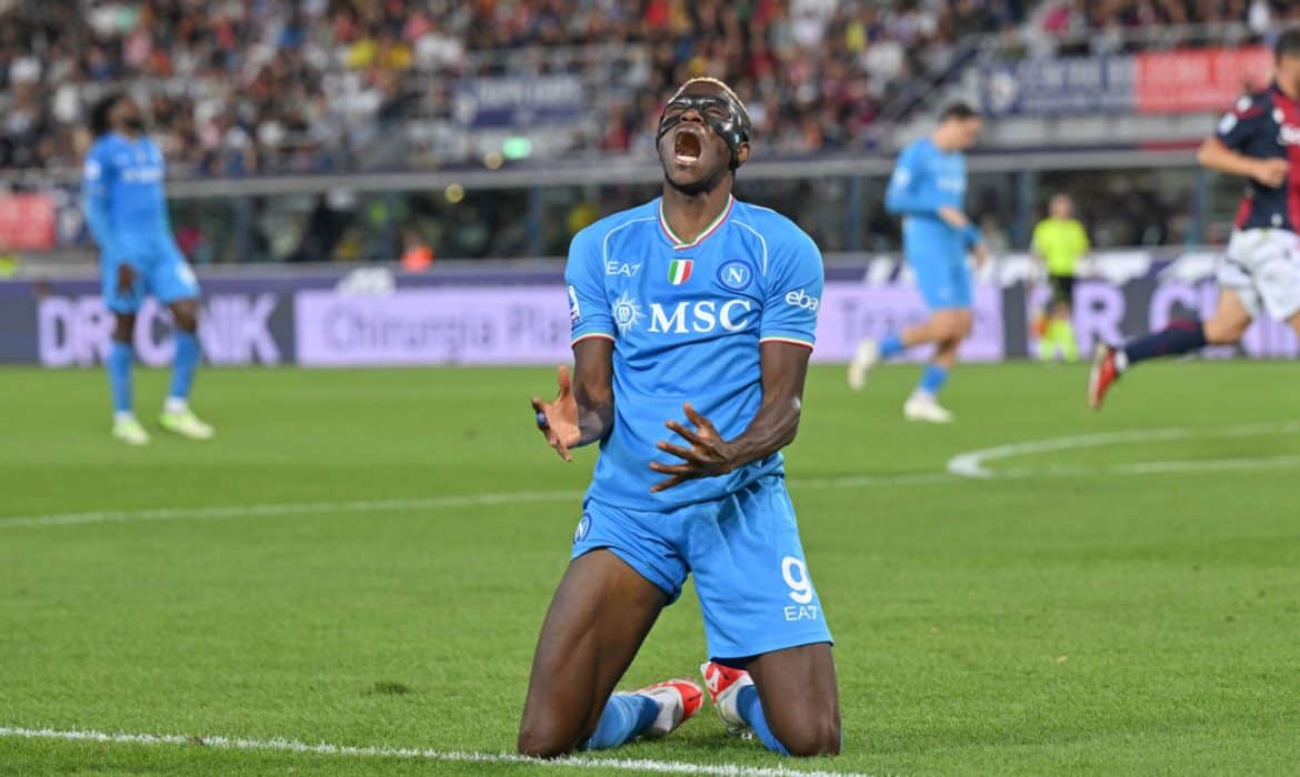 Victor Osimhen może w styczniu odejść z SSC Napoli. Kilka klub&oacute;w monitoruje jego sytuację