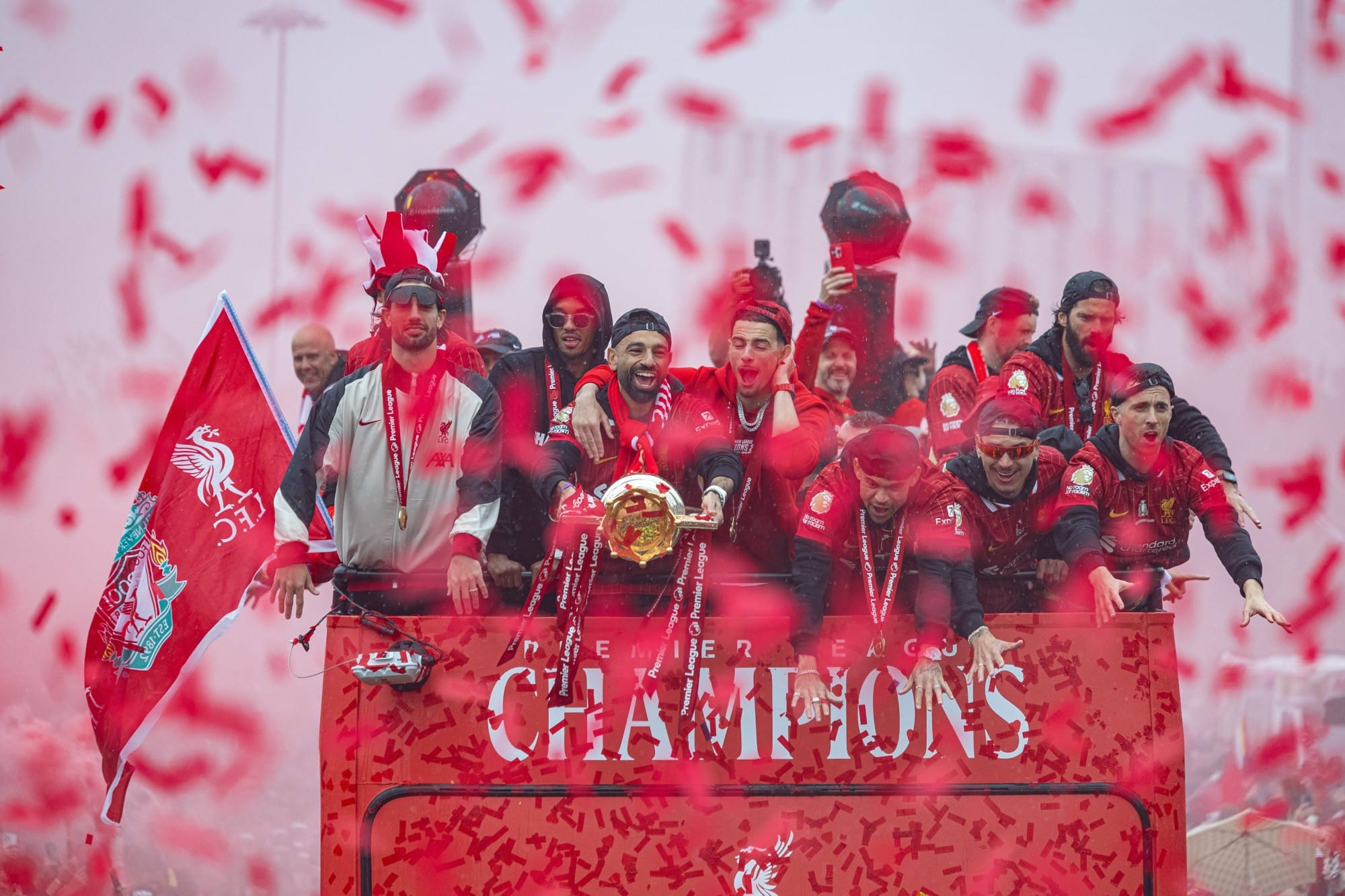 Piłkarze Liverpoolu podczas parady z trofeum Premier League