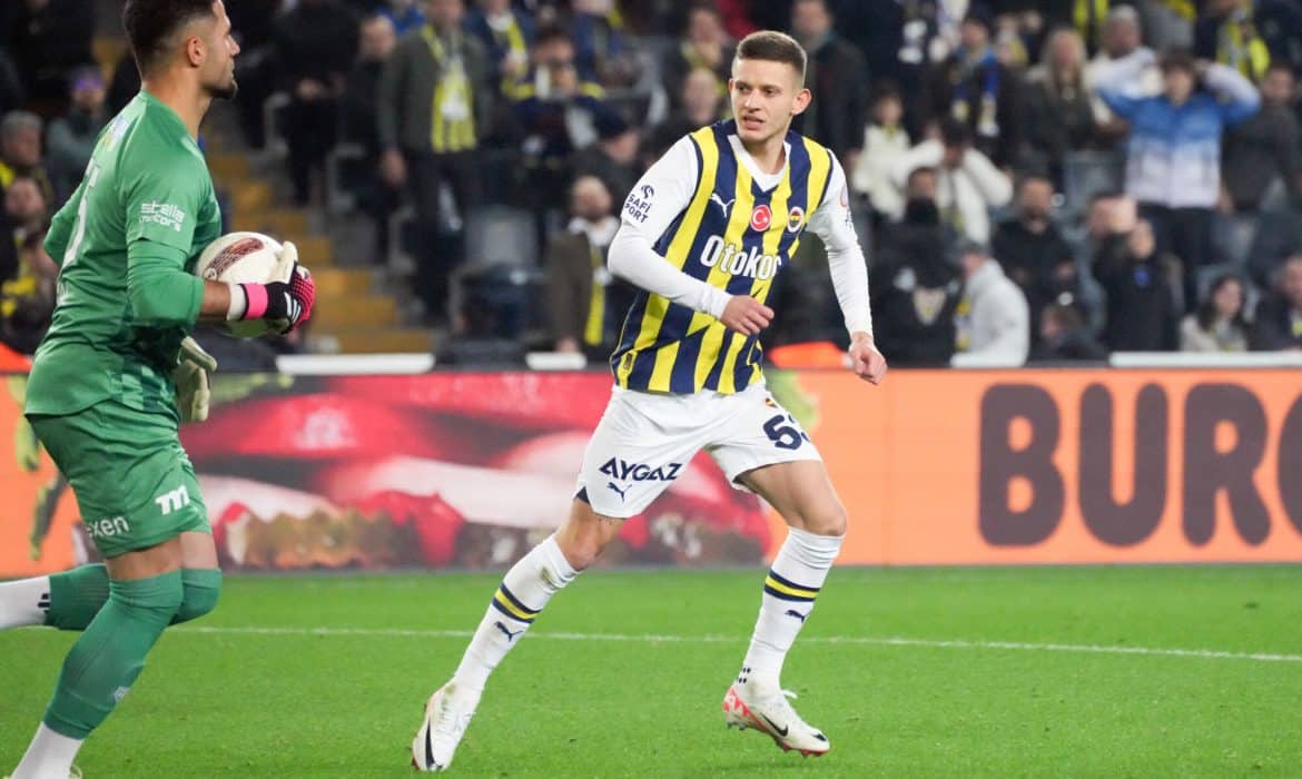 Sebastian Szymański odejdzie zimą z Fenerbahce? Menedżer piłkarza zabrał głos!