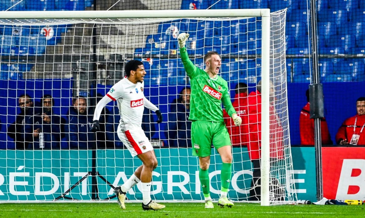 Marcin Bułka znowu obronił rzut karny. Jego drużyna awansowała do ćwierćfinału
