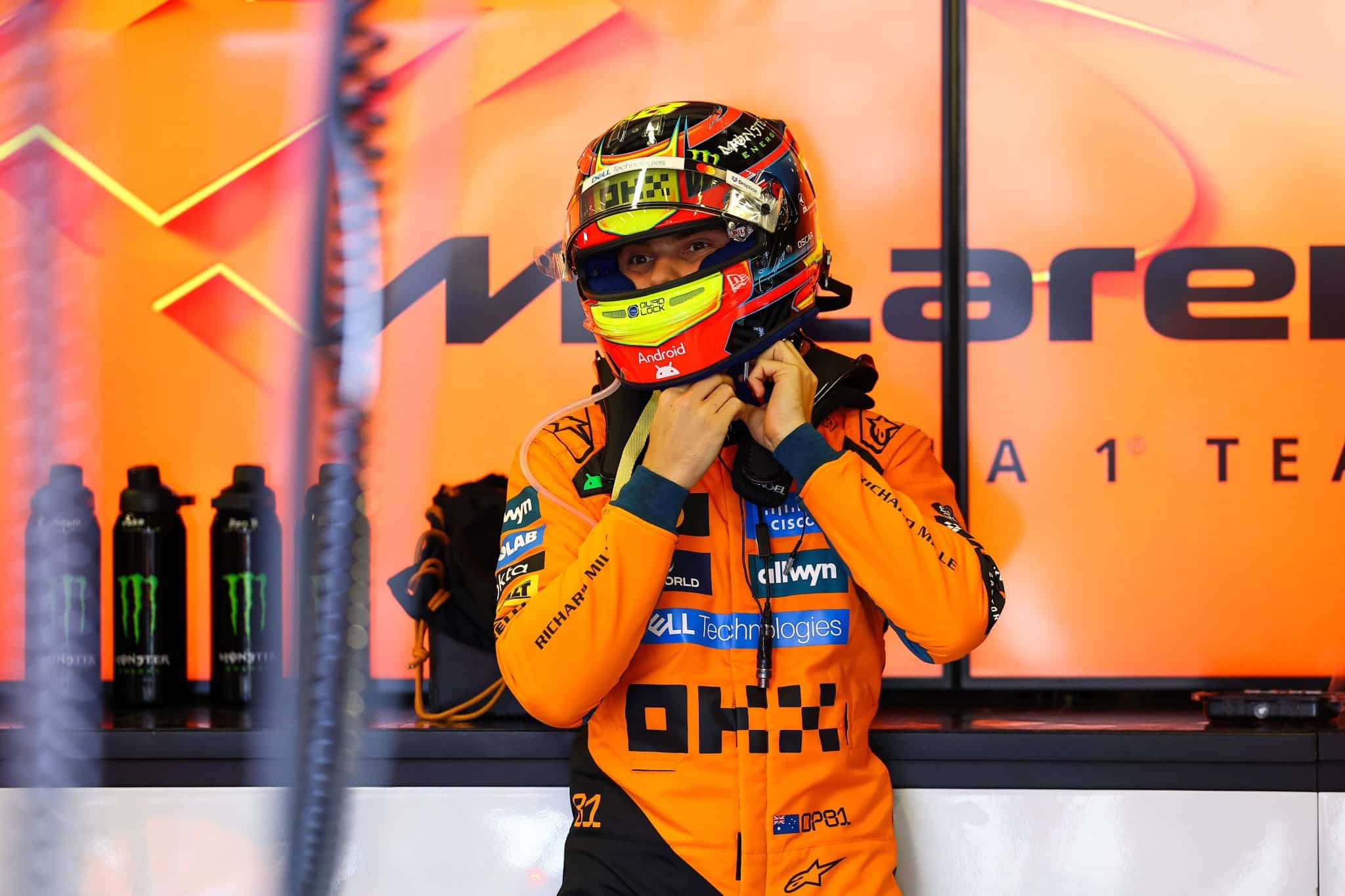 Oscar Piastri zapina kask w garażu McLarena podczas sezonu 2025