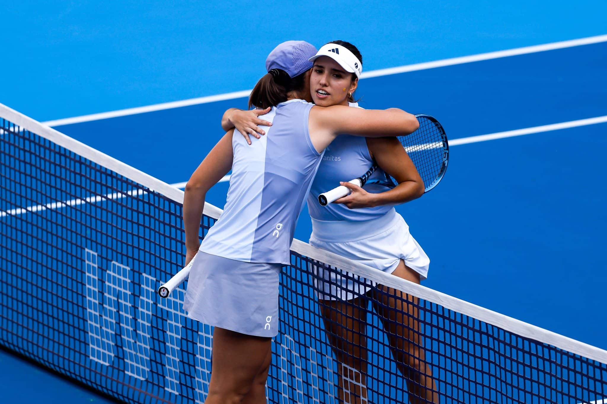 Iga Świątek obejmuje Camilę Osorio po zakończonym meczu na China Open 2025