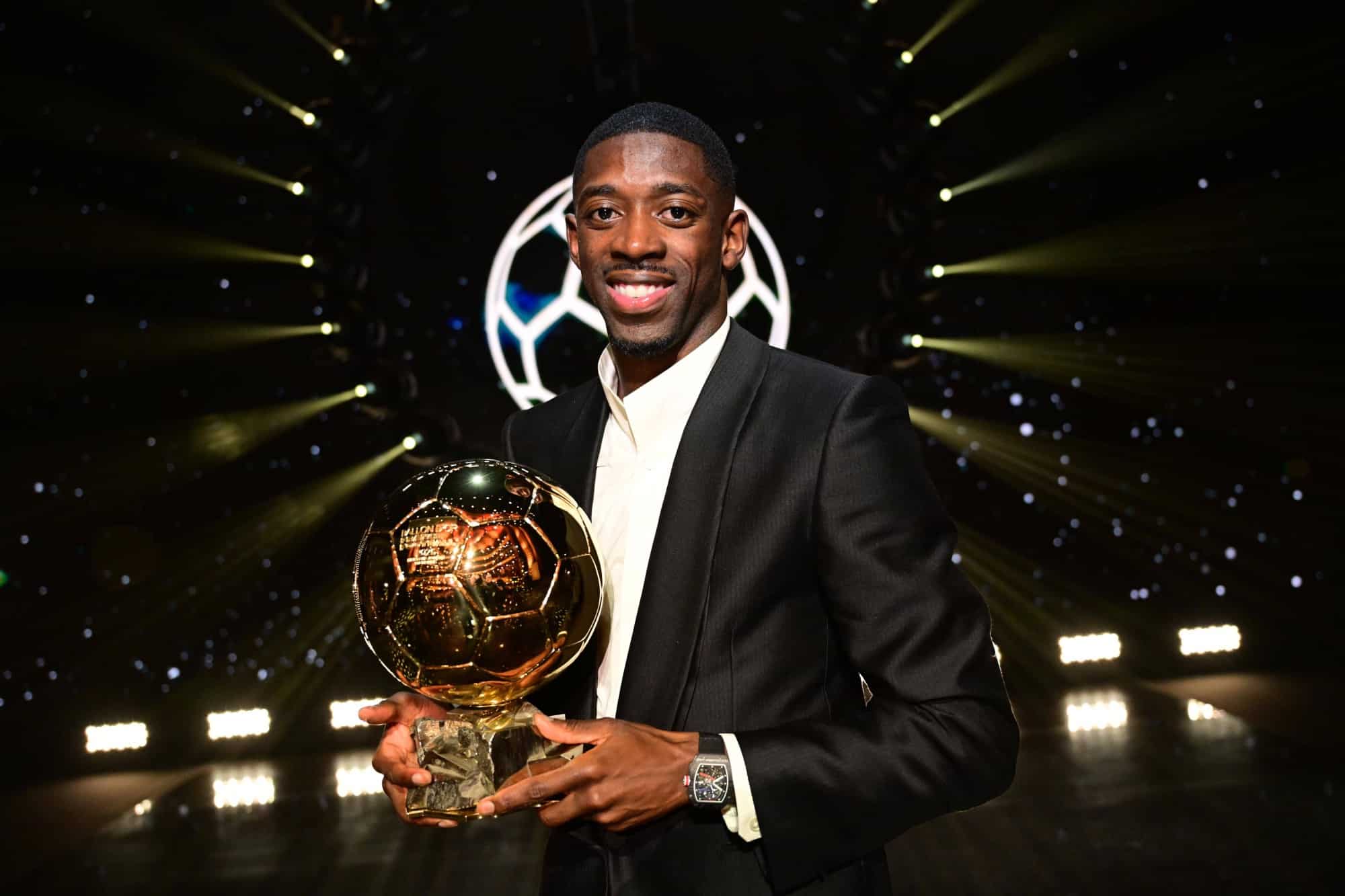 Ousmane Dembélé pozuje ze Złotą Piłką 2025 podczas gali w Paryżu