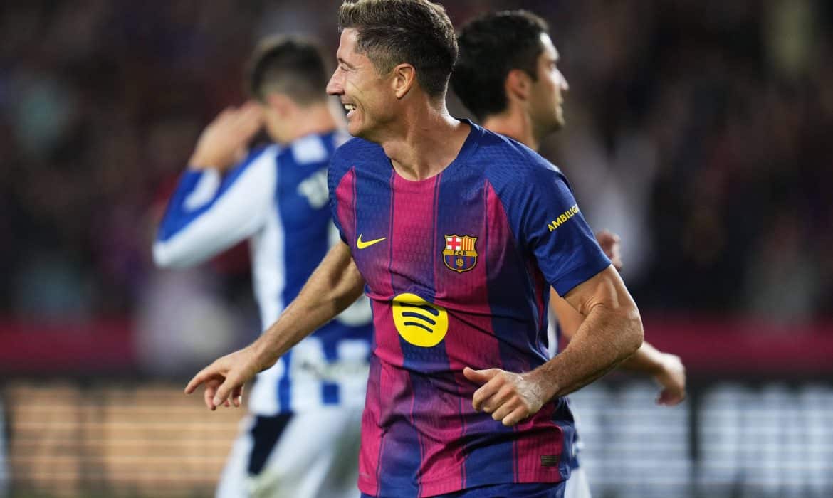 Robert Lewandowski zr&oacute;wnał się z legendą Barcelony. Awans na 15. miejsce w klasyfikacji wszech czas&oacute;w