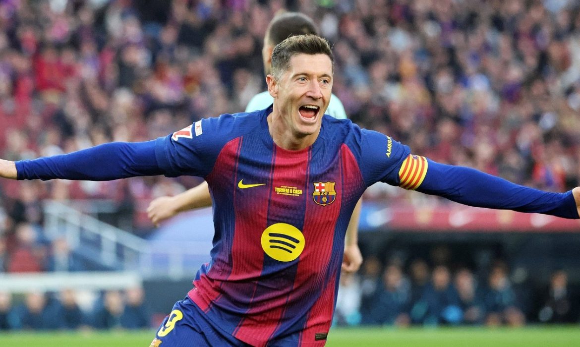 Lewandowski goni legendy Barcelony. Ile goli ma Polak?