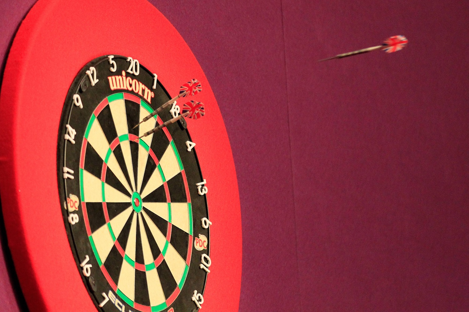 Dart: wysokość tarczy i z jakiej odległości rzuca się lotkami?