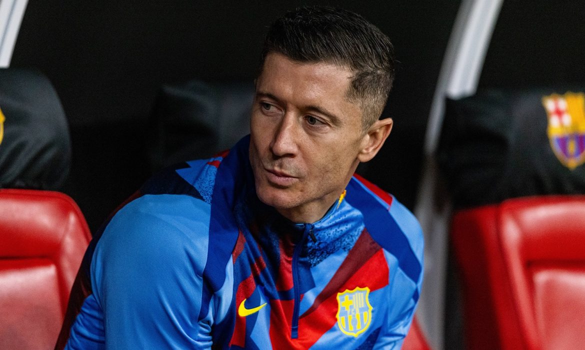 Barcelona gromi! Flick komentuje sytuację Lewandowskiego