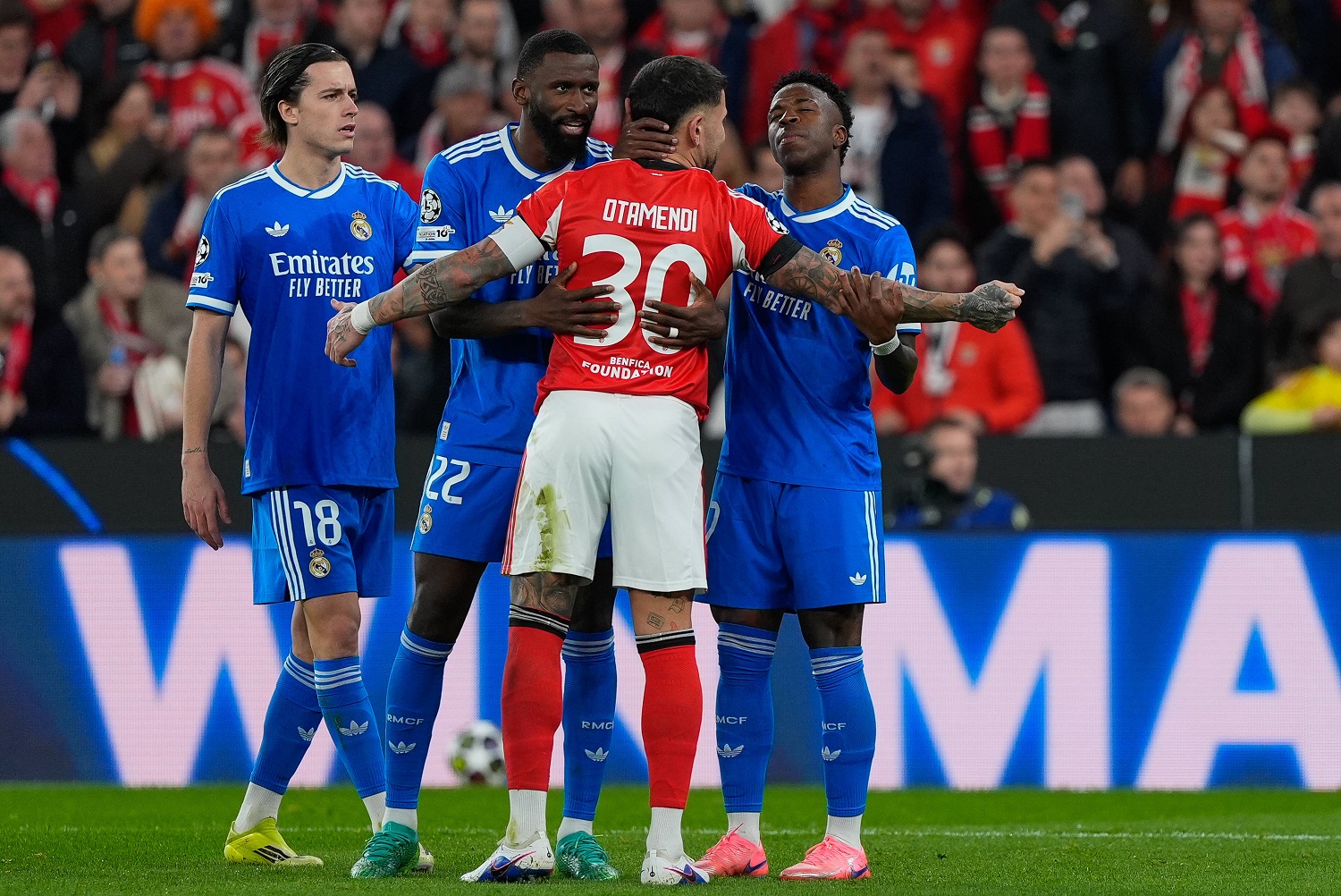 Rasistowski skandal na meczu Ligi Mistrz&oacute;w! Co usłyszał Vinicius Jr?