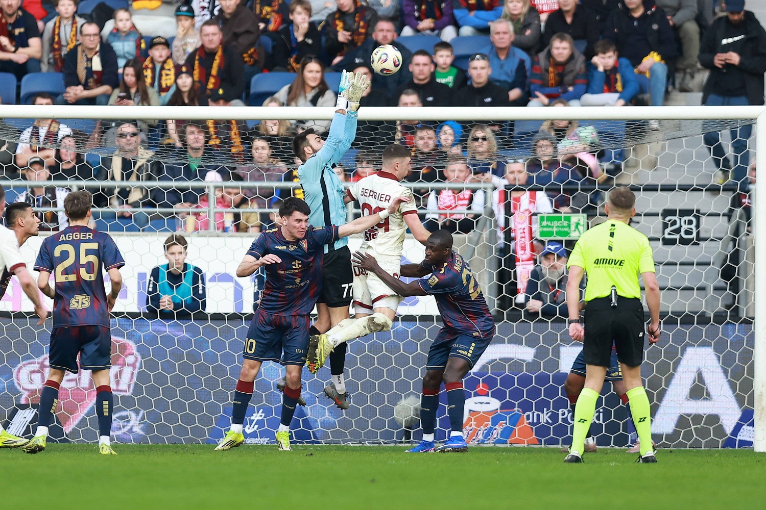 Kuriozalne bramki w polskiej piłce &ndash; zobacz wideo!