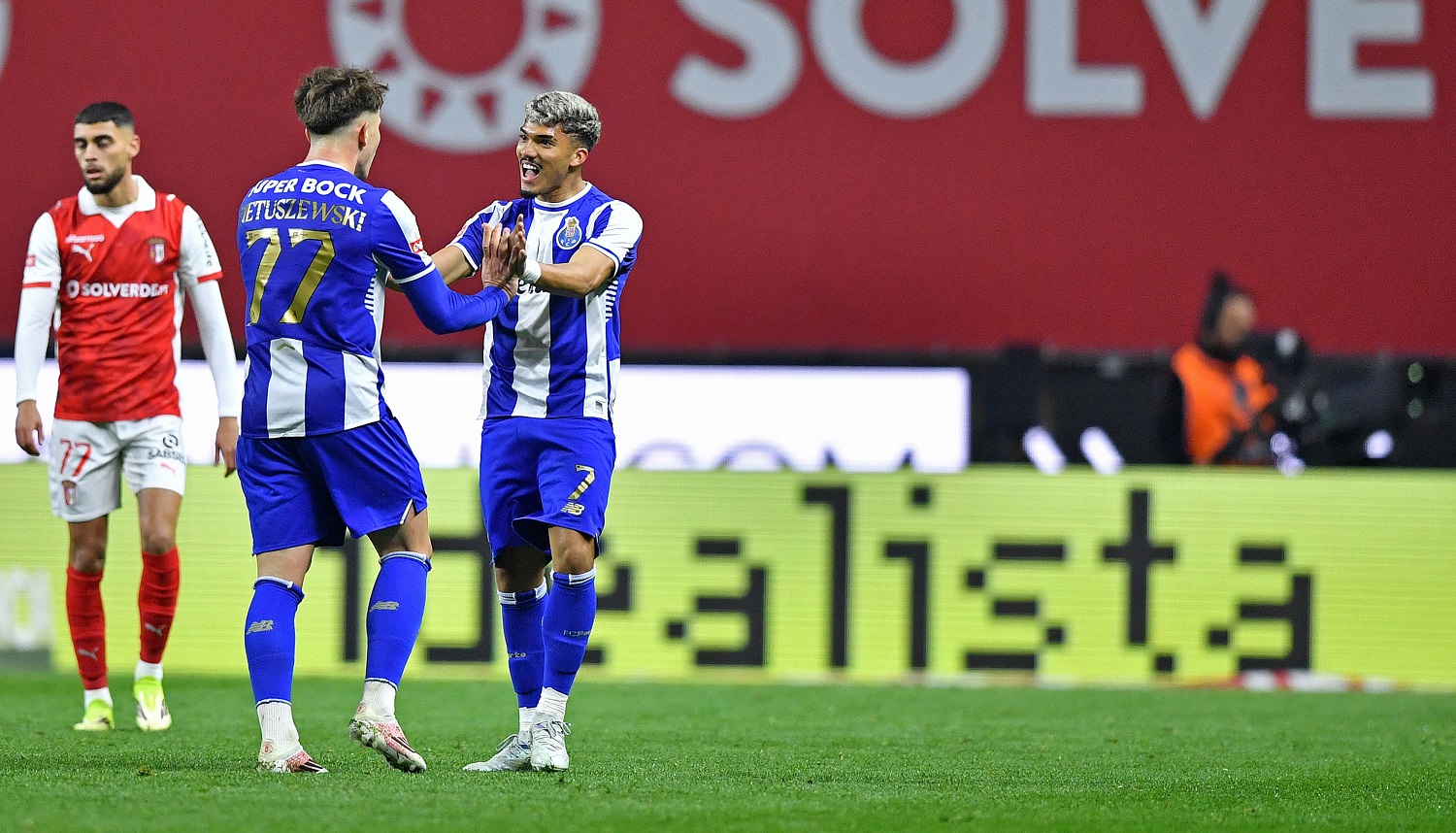 Pietuszewski zn&oacute;w błyszczy! Świetne liczby Polaka w Porto