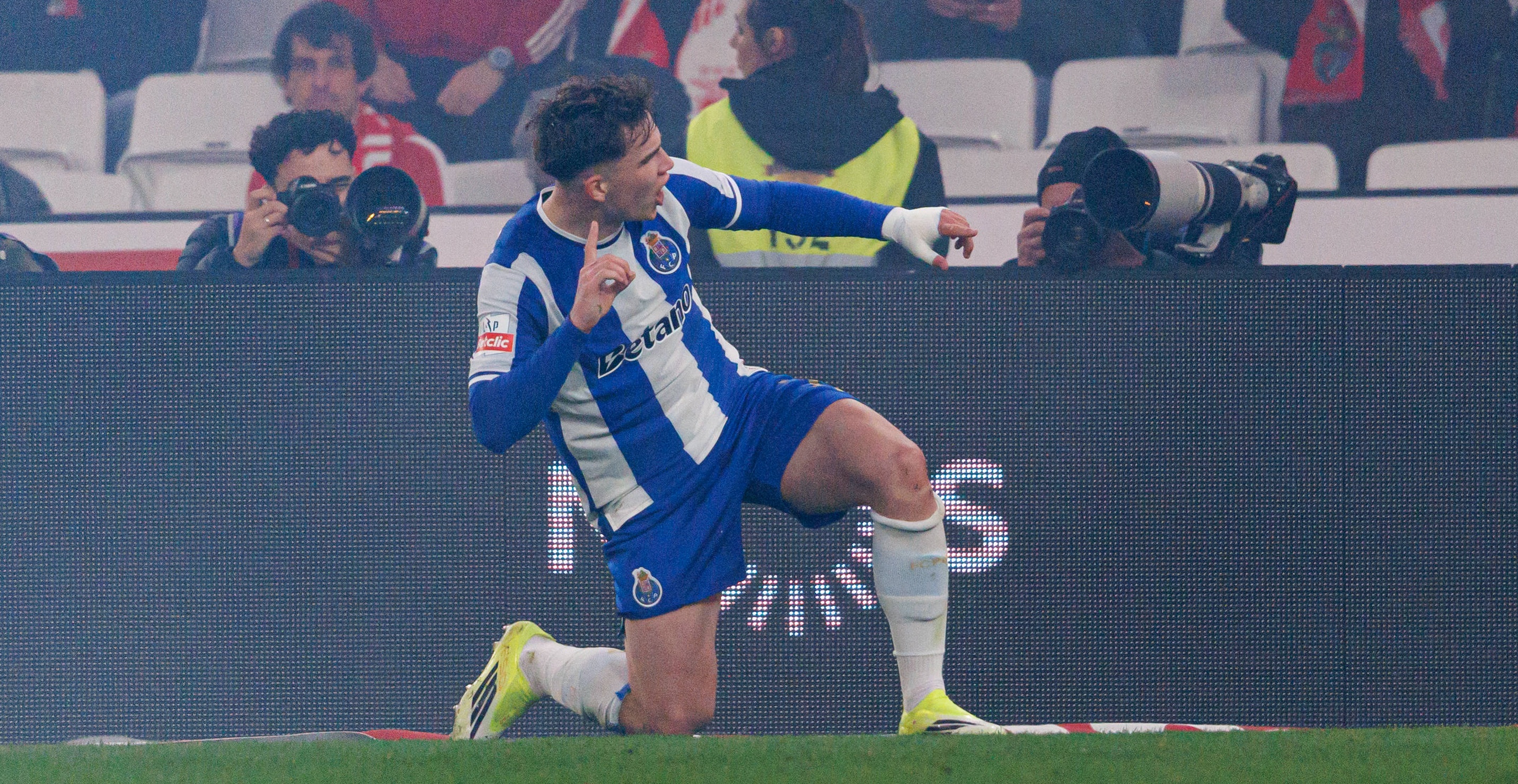 Pietuszewski zezłomował Otamendiego! Co za gol w klasyku!